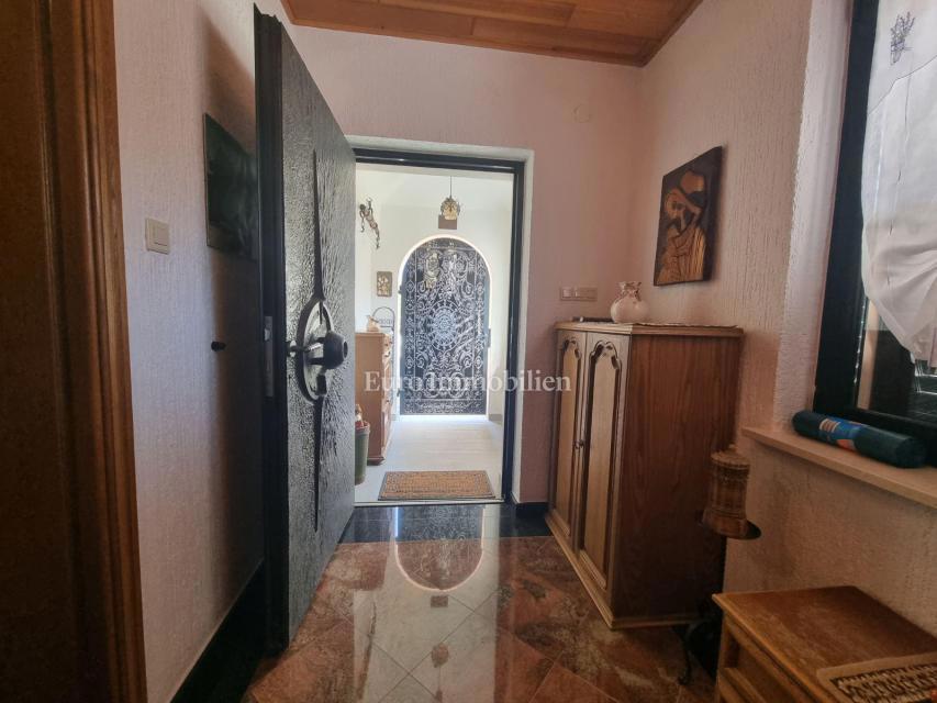 Senj, hiša z dvema apartmajema in garažo