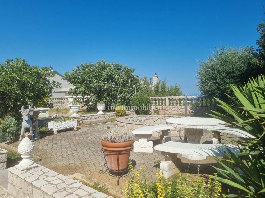 Senj, hiša z dvema apartmajema in garažo