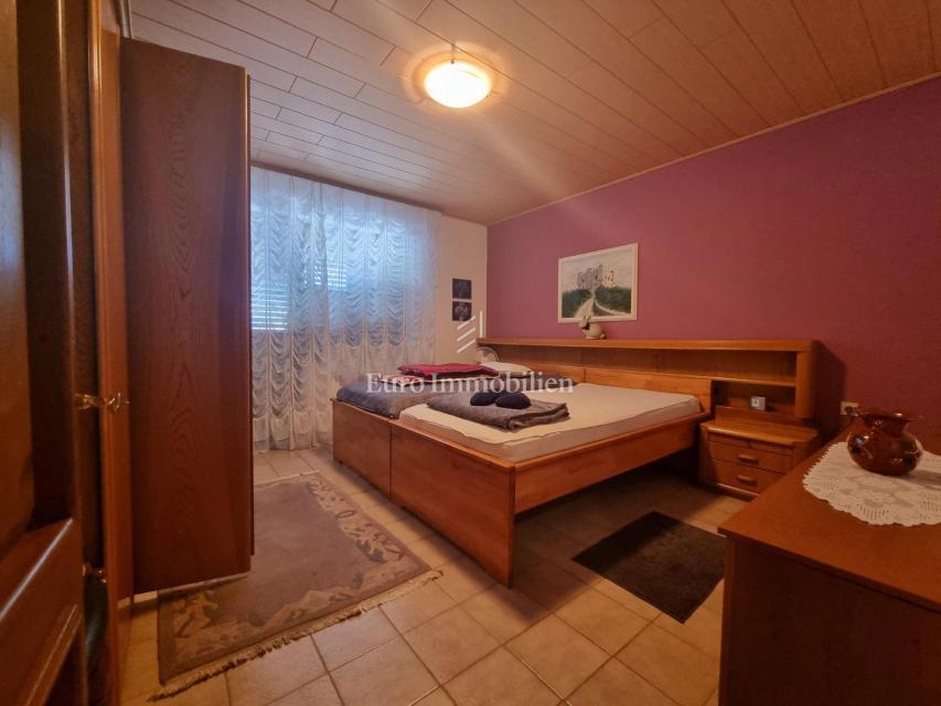 Senj, hiša z dvema apartmajema in garažo