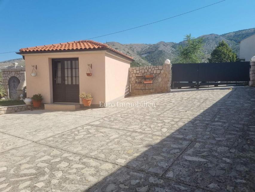 Senj, hiša z dvema apartmajema in garažo