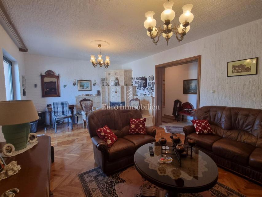 Senj, hiša z dvema apartmajema in garažo