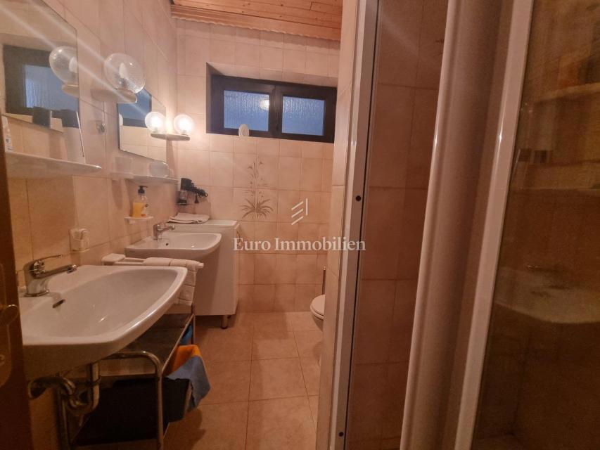 Senj, hiša z dvema apartmajema in garažo