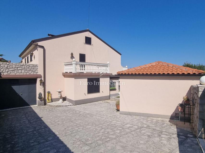 Senj, hiša z dvema apartmajema in garažo