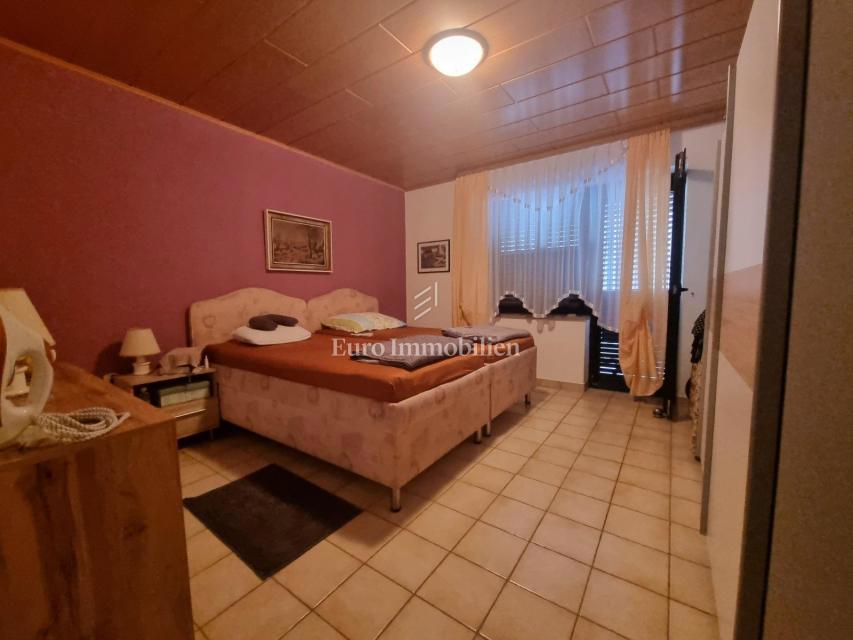 Senj, hiša z dvema apartmajema in garažo