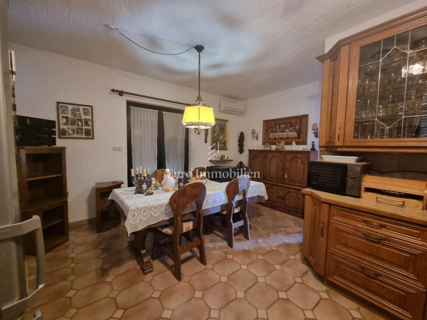 Senj, hiša z dvema apartmajema in garažo