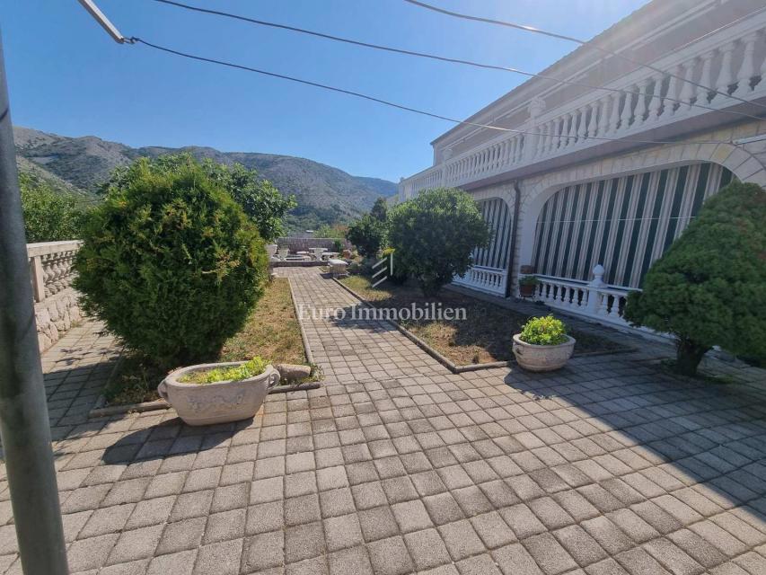Senj, hiša z dvema apartmajema in garažo