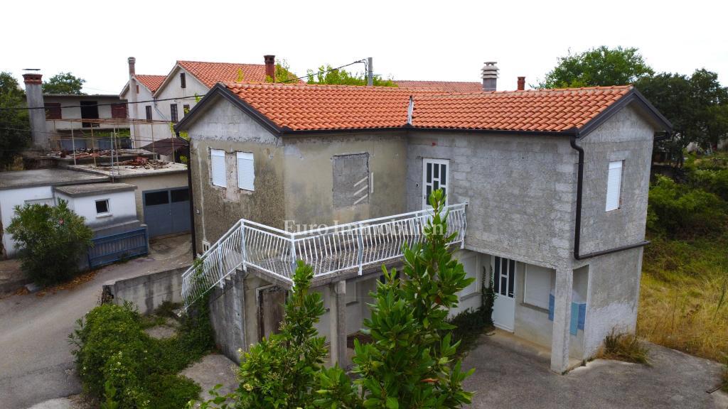 Okolica mesta Krk - hiša s pogledom na morje