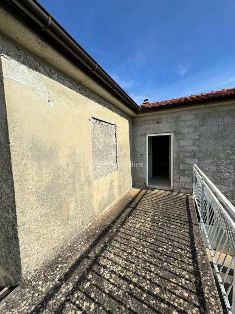 Okolica mesta Krk - hiša s pogledom na morje