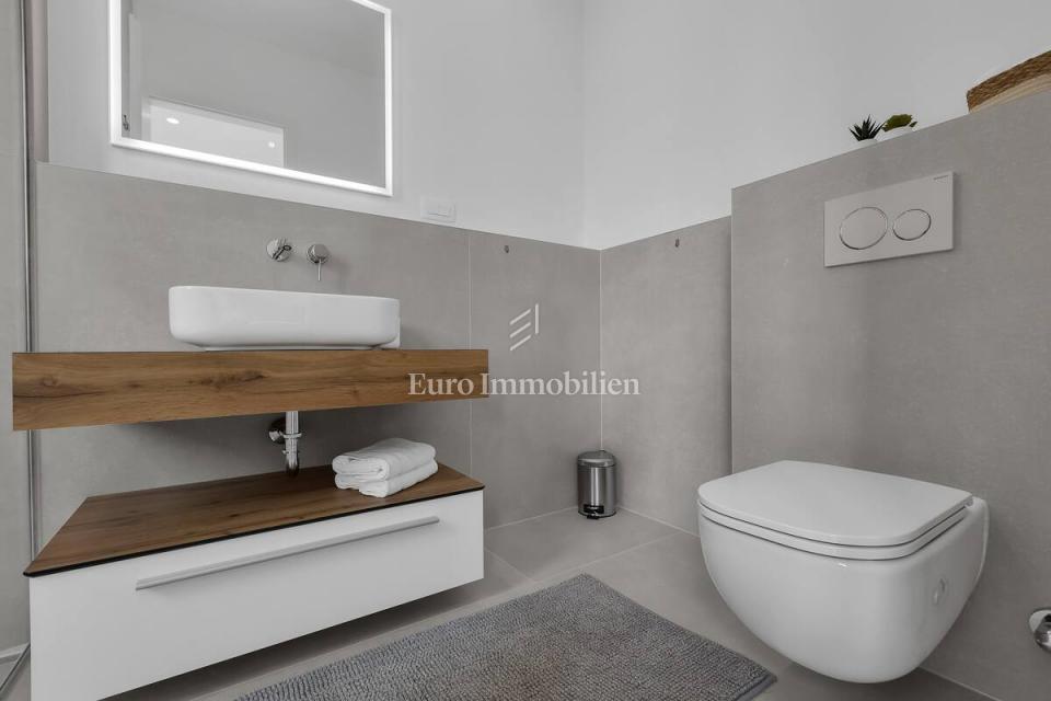Tučepi - moderno opremljen apartma s pogledom na morje