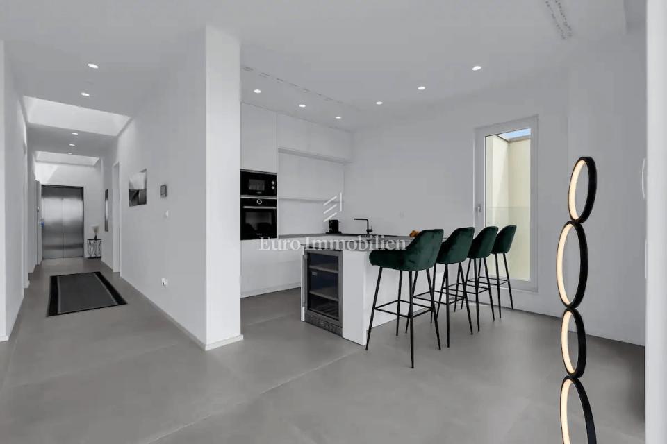 Tučepi - moderno opremljen apartma s pogledom na morje