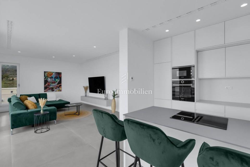 Tučepi - moderno opremljen apartma s pogledom na morje