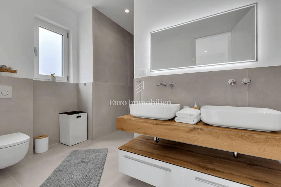 Tučepi - moderno opremljen apartma s pogledom na morje