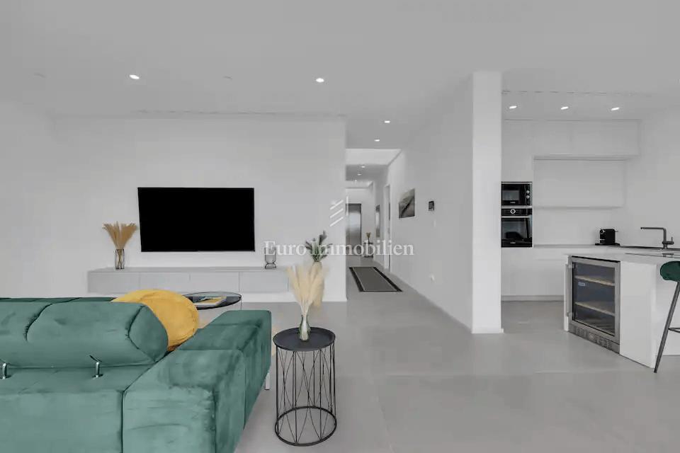Tučepi - moderno opremljen apartma s pogledom na morje