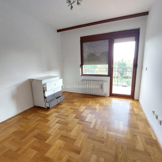 Zagreb - prenovljeno trisobno stanovanje s parkiriščem