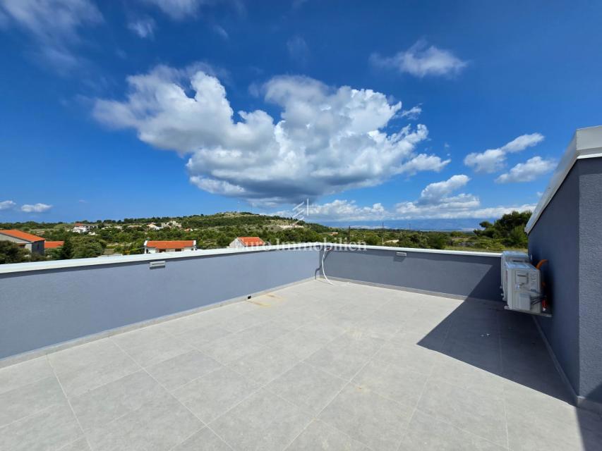 Otok Vir - nova hiša z bazenom