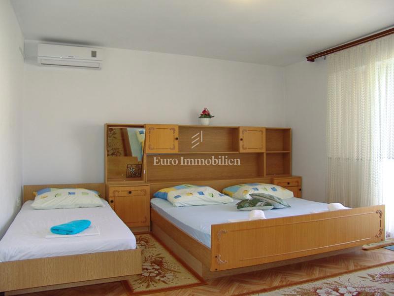 Baška Voda - samostojna hiša z apartmaji