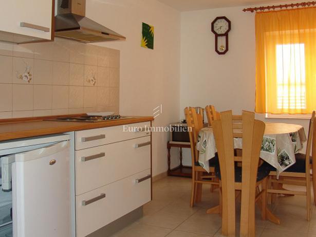 Baška Voda - samostojna hiša z apartmaji
