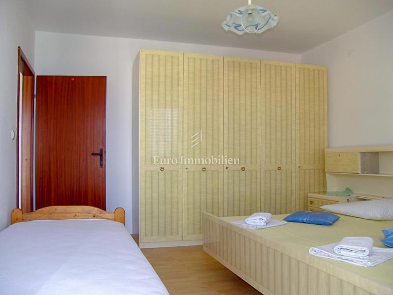 Baška Voda - samostojna hiša z apartmaji