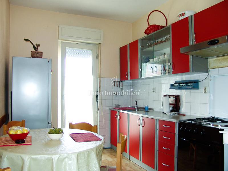 Baška Voda - samostojna hiša z apartmaji