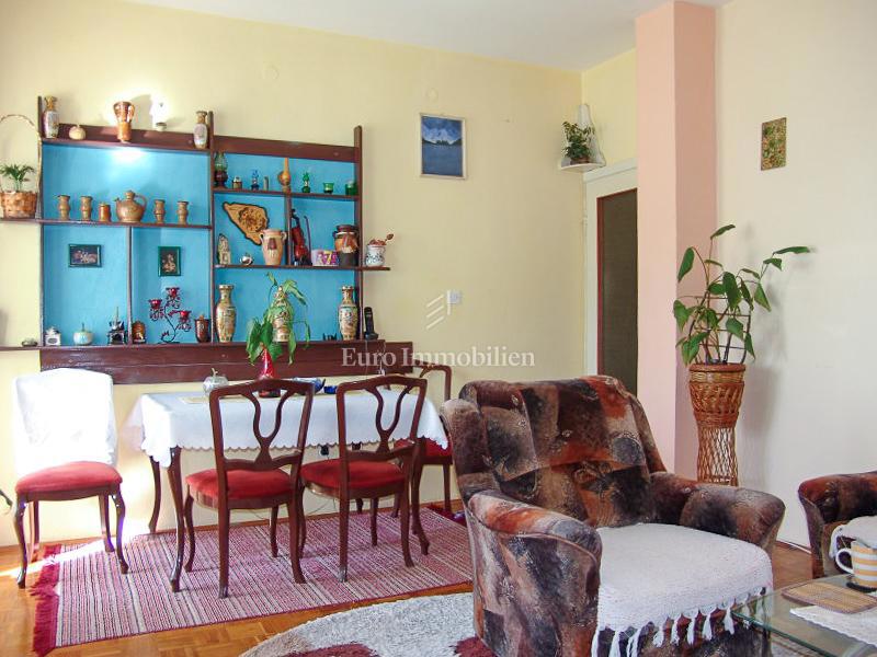 Baška Voda - samostojna hiša z apartmaji