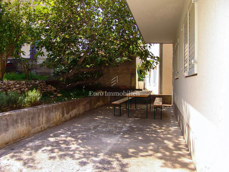 Baška Voda - samostojna hiša z apartmaji