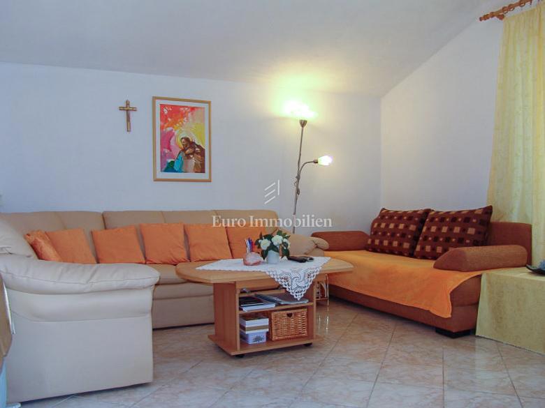 Baška Voda - samostojna hiša z apartmaji