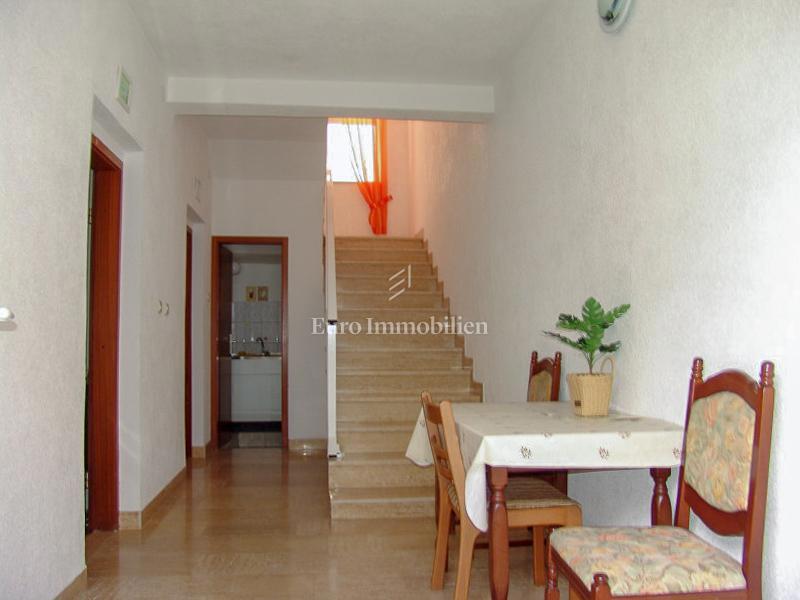 Baška Voda - samostojna hiša z apartmaji
