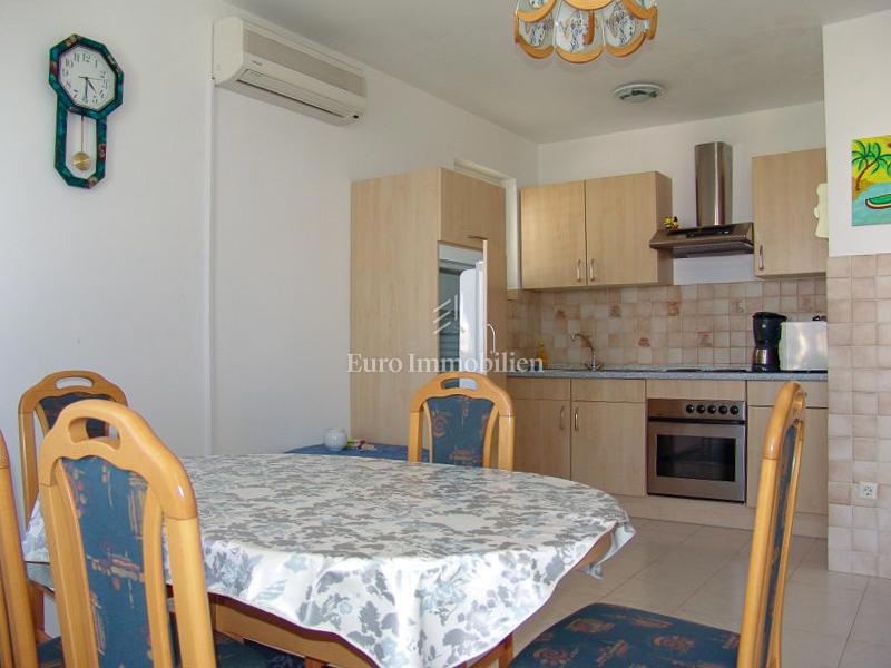 Baška Voda - samostojna hiša z apartmaji