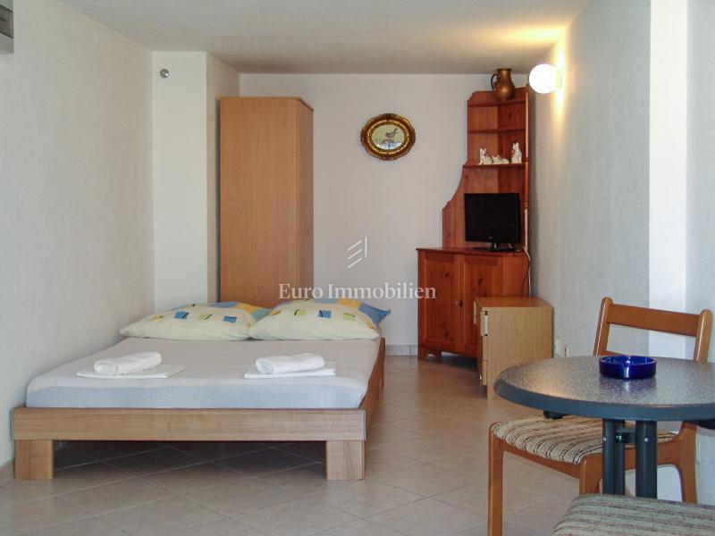 Baška Voda - samostojna hiša z apartmaji