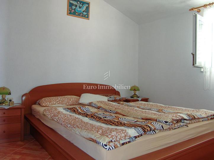 Baška Voda - samostojna hiša z apartmaji