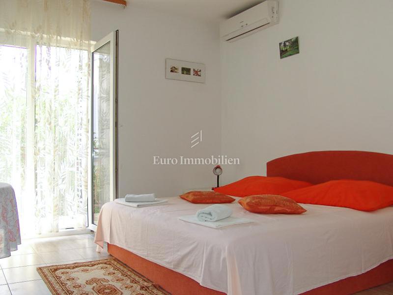 Baška Voda - samostojna hiša z apartmaji