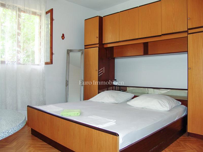 Baška Voda - samostojna hiša z apartmaji