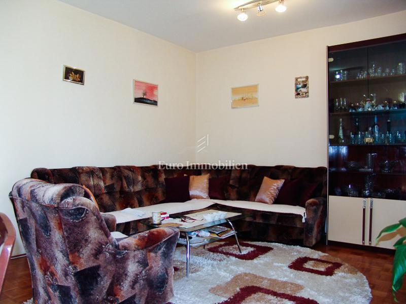 Baška Voda - samostojna hiša z apartmaji