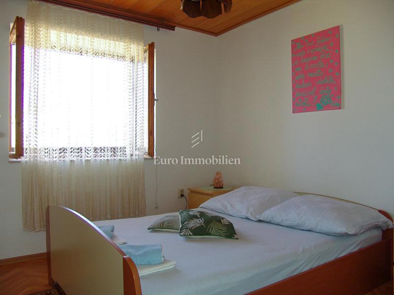 Baška Voda - samostojna hiša z apartmaji