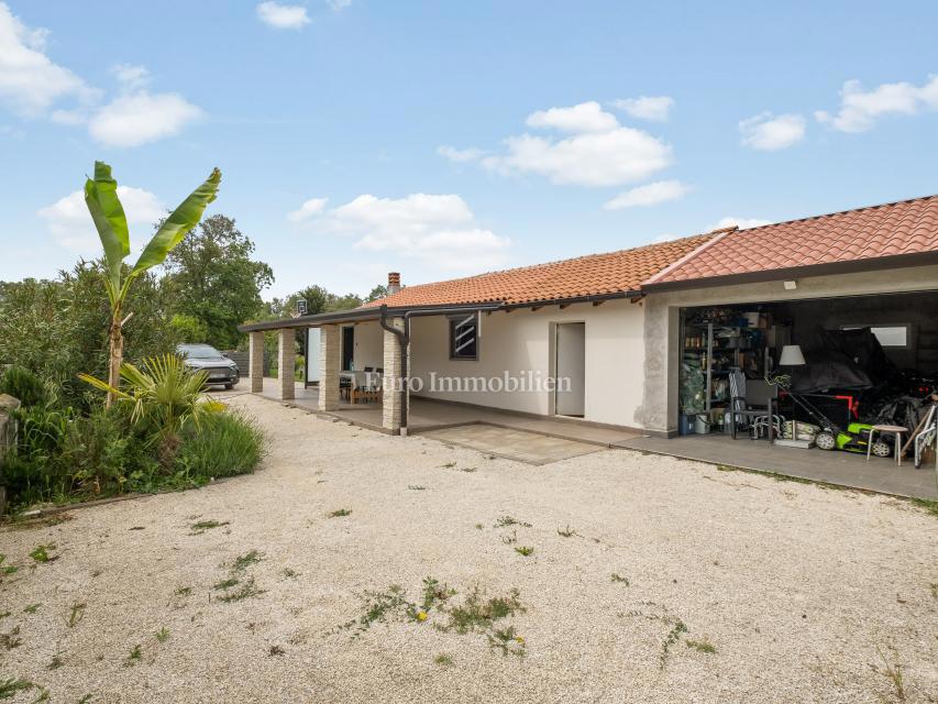 Peroj - hiša z vrtom in garažo