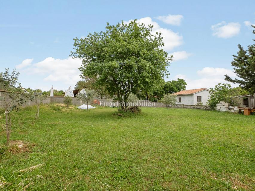 Peroj - hiša z vrtom in garažo