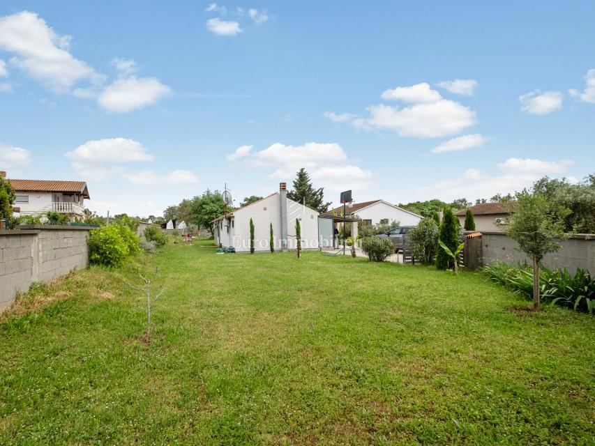 Peroj - hiša z vrtom in garažo