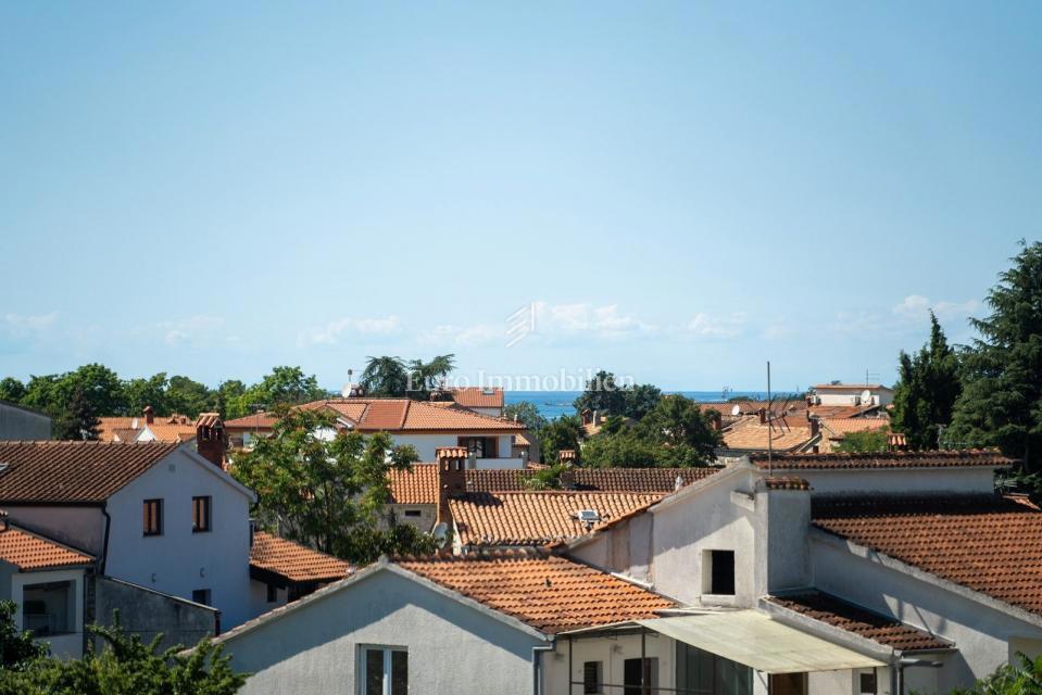 OKOLICA POREČA!!! Vrstna hiša z bazenom, blizu plaže