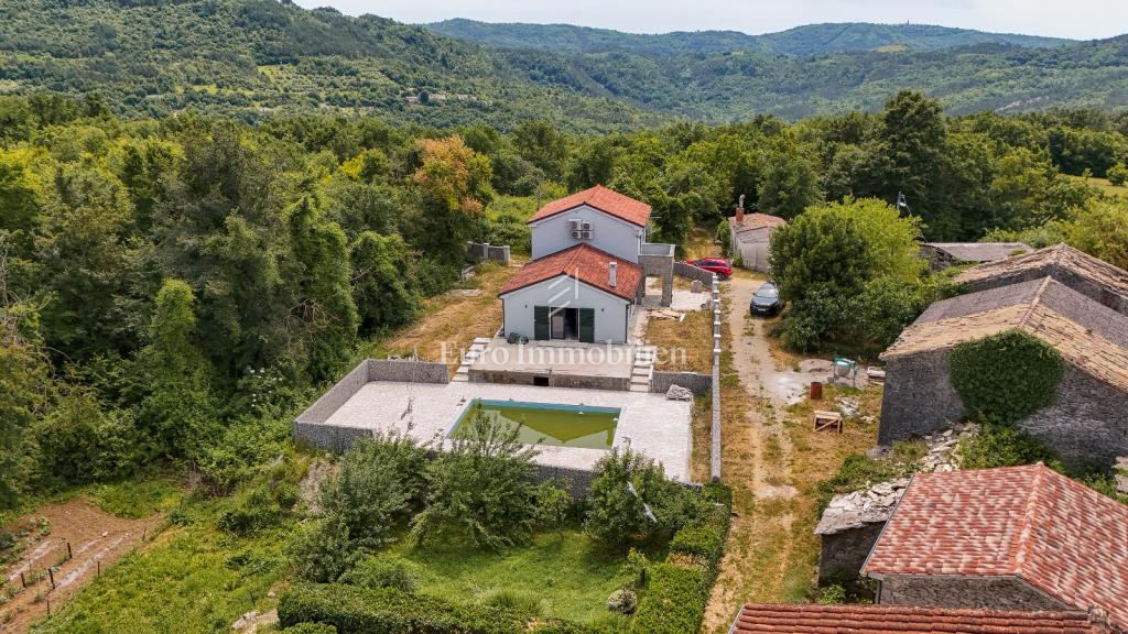 Buzet - na novo obnovljena kamnita hiša z bazenom