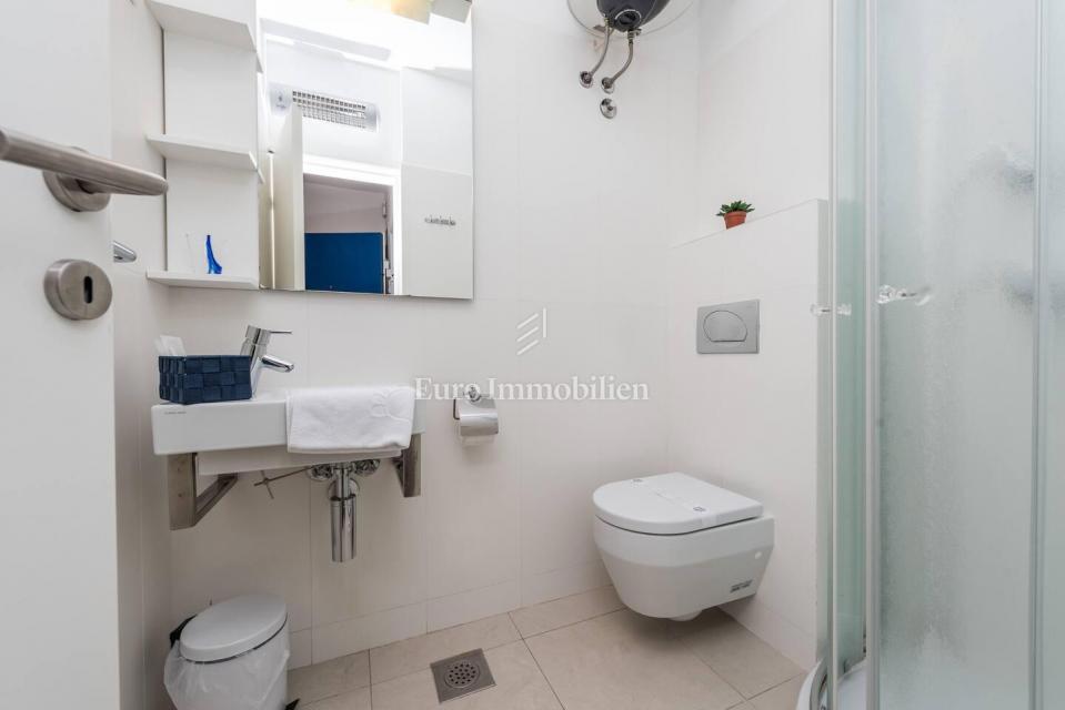 Novalja - apartma 1. vrsta do morja