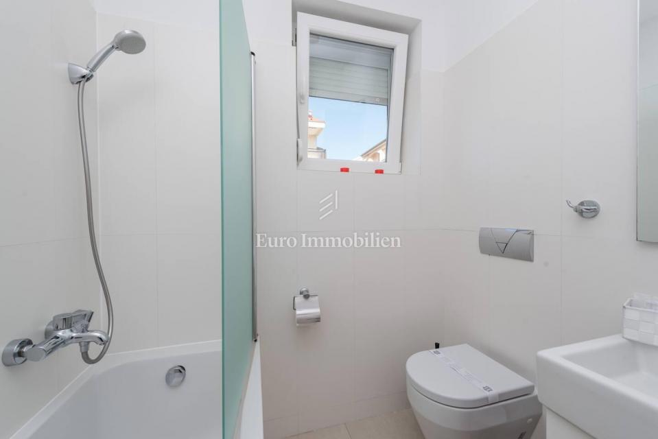 Novalja - apartma 1. vrsta do morja