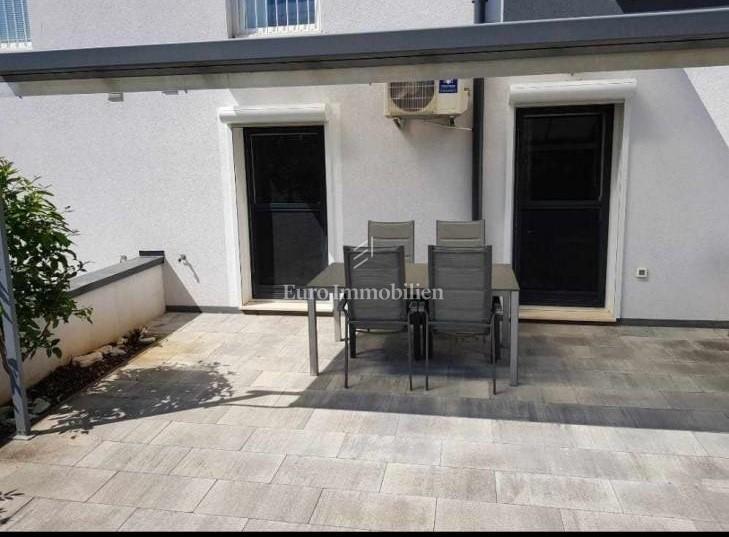 Poreč, okolica - stanovanje z bazenom