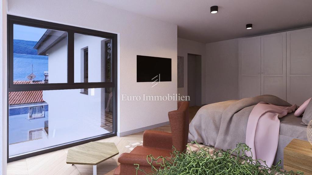 Pritlični apartma s parkiriščem 150 m od morja
