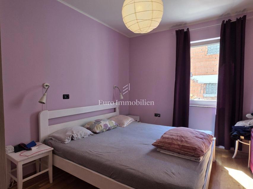CRIKVENICA - apartma z vrtom in parkirnim mestom