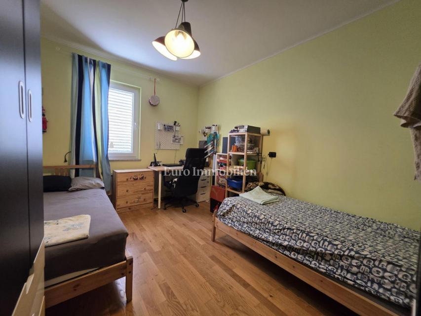 CRIKVENICA - apartma z vrtom in parkirnim mestom