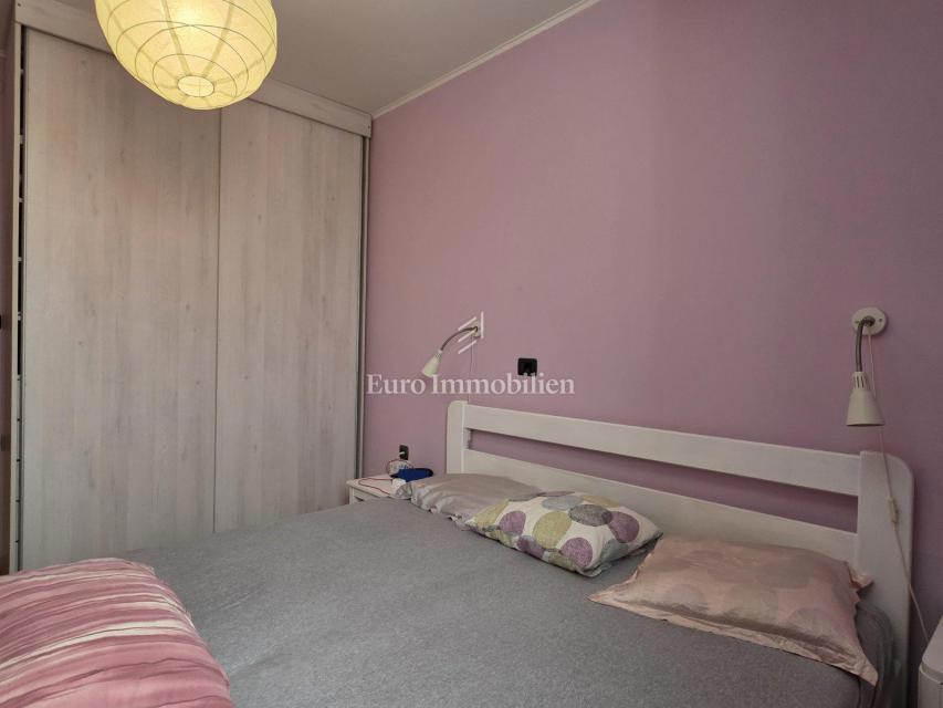 CRIKVENICA - apartma z vrtom in parkirnim mestom