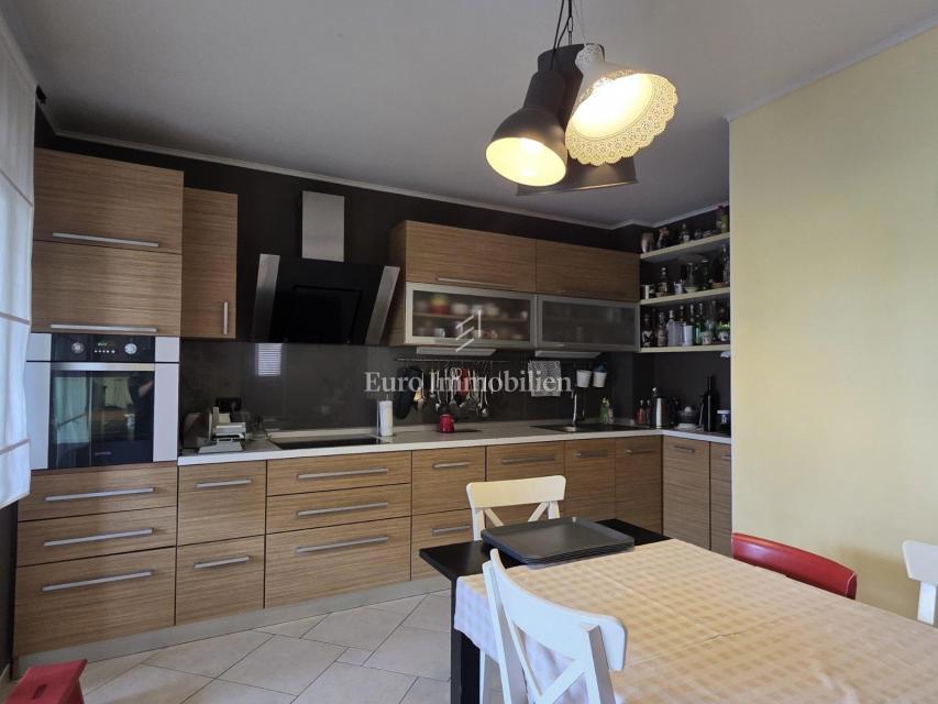 CRIKVENICA - apartma z vrtom in parkirnim mestom
