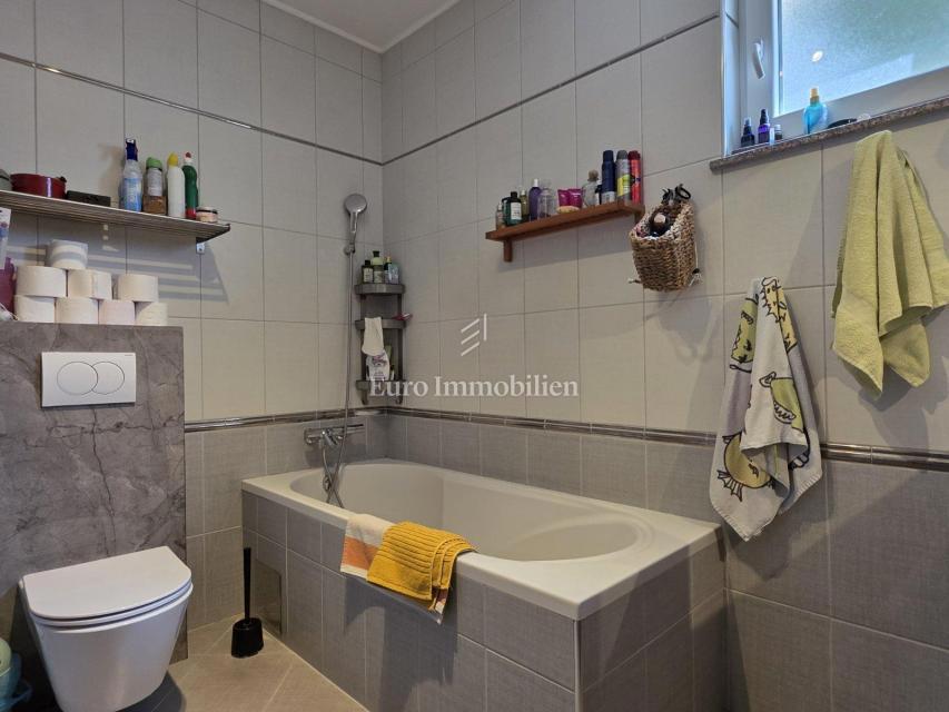 CRIKVENICA - apartma z vrtom in parkirnim mestom