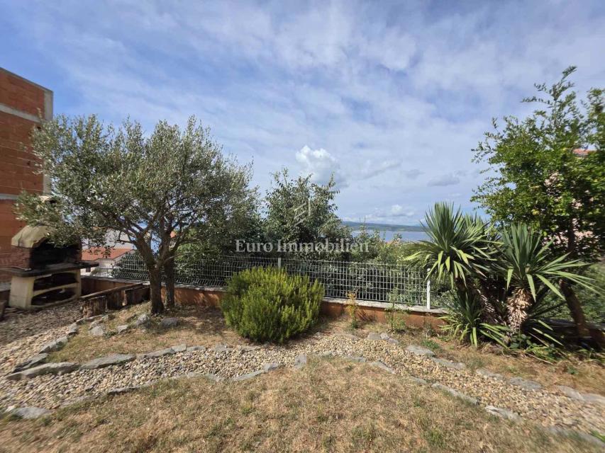 CRIKVENICA - apartma z vrtom in parkirnim mestom