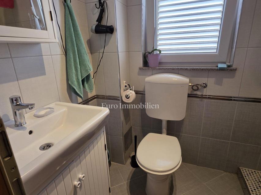 CRIKVENICA - apartma z vrtom in parkirnim mestom
